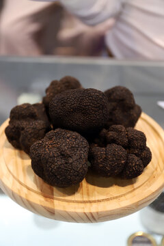 trufas naturales negras en una tabla de madera redonda