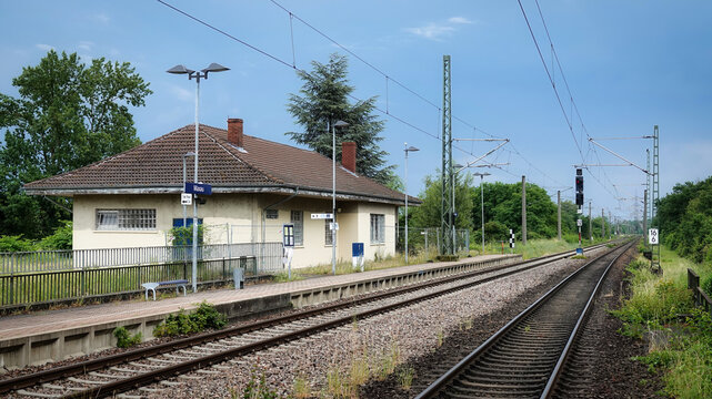 Ein altes, ehemaliges  Empfangsgeb&auml;ude an einem Bahnsteig in Maxau, Deutschland, das renovierungsbed&uuml;rftig ist und sichtbare Verschmutzungen hat