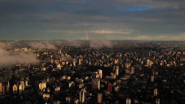 Cidade de Curitiba sobre as nuvens ao por do sol
