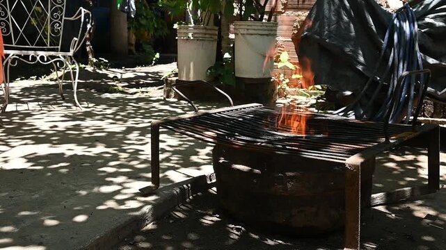 Preparando parrilla para asado argentino de fin de semana, tradici&oacute;n gastron&oacute;mica y social t&iacute;pica del pa&iacute;s