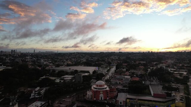 Cidade de Curitiba sobre as nuvens ao por do sol