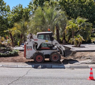 Maquinaria industrial. Mini cargador Bobcat S175 haciendo trabajos de jardiner&iacute;a en zona ajardinada de Madrid, Espa&ntilde;a, 6 de mayo de 2026