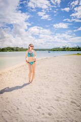 Fototapeta premium Jeune fille sur l'Ile aux Cerfs et ses plages de sable blanc, Ile Maurice, Trou d'Eau Douce, Océan Indien, Afrique