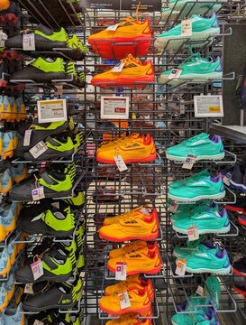 Colorido calzado deportivo de varias marcas exhibido en el estante de una tienda Decathlon en Legan&eacute;s (Madrid), Espa&ntilde;a, 6 de mayo de 2026