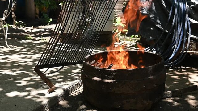 Preparando parrilla para asado argentino de fin de semana, tradici&oacute;n gastron&oacute;mica y social t&iacute;pica del pa&iacute;s
