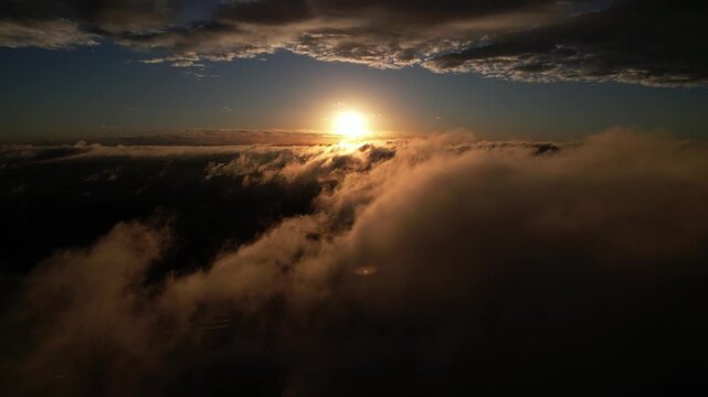 Cidade de Curitiba sobre as nuvens ao por do sol