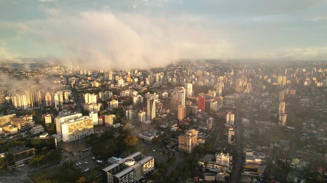 Cidade de Curitiba sobre as nuvens ao por do sol