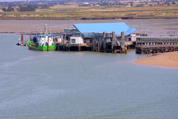 Port sur l océan atlantique pour le départ de l île d'Yeu © helenedevun