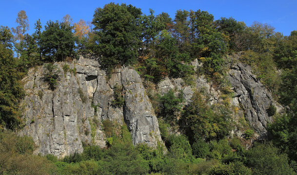 Felskulisse der &bdquo;Sieben Jungfrauen&ldquo;, Teil der Felsformation im Naturschutzgebiet H&ouml;nnetal.
Markantes Naturdenkmal aus Massenkalk. 