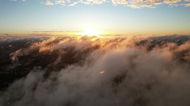 Cidade de Curitiba sobre as nuvens ao por do sol