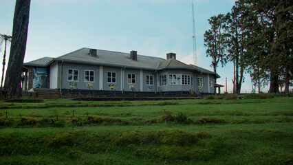 Obraz premium Mountain Lodge Building in Scenic Highland Landscape
