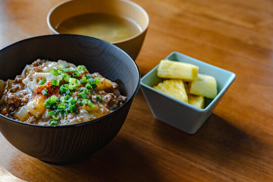 スプーンなしのすっきりとした配置の牛丼定食。和食レストランのメニュー用素材