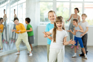 Obraz premium Group of children boys and girls dance energetic pair dance twist in studio