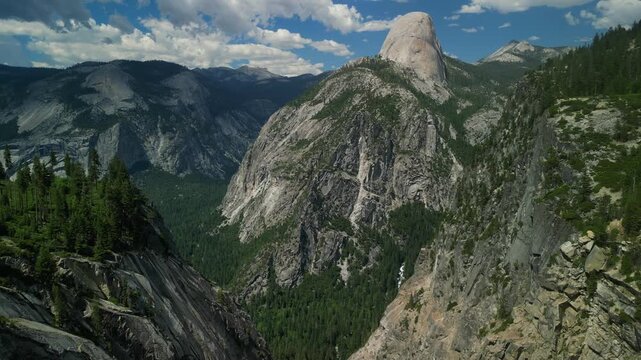 Yosemite Valley showcasing dramatic granite cliffs, lush forests, and winding river under natural daylight in California&rsquo;s Sierra Nevada.	
