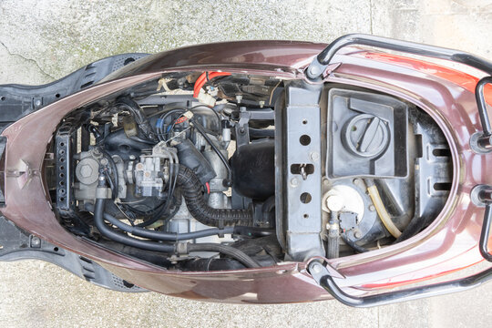 シートを外した125ccスクーターの内部を清掃した全体の様子