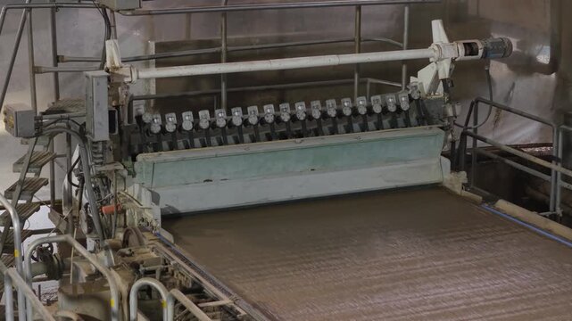 M&aacute;quina papelera procesando fibra reciclada para fabricaci&oacute;n de papel y cart&oacute;n. Producci&oacute;n industrial, reciclaje, manufactura, industria papelera, econom&iacute;a circular, tecnolog&iacute;a
