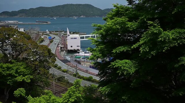 初夏の鳥羽湾沿岸を走る近鉄特急しまかぜ （近鉄 志摩線 鳥羽 - 中之郷, 2026年4月）