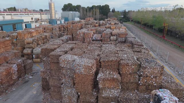 Cart&oacute;n reciclable acopiado en planta industrial. Materia prima para reciclaje, industria papelera, recuperaci&oacute;n de materiales, gesti&oacute;n de residuos, econom&iacute;a circular, sostenibilidad
