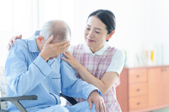体調不良の患者をサポートする介護士
