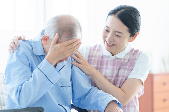体調不良の患者をサポートする介護士