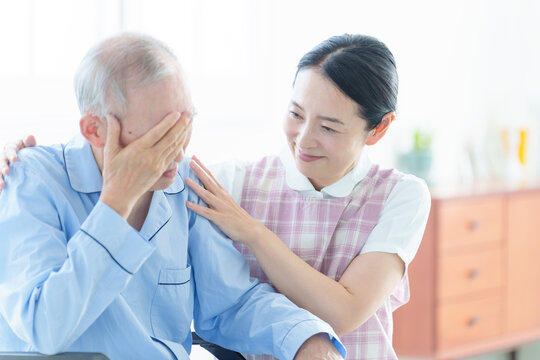 体調不良の患者をサポートする介護士