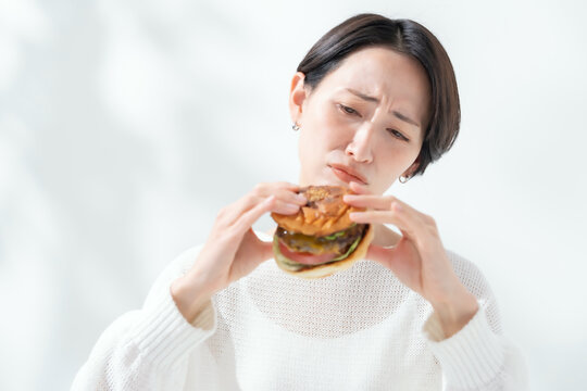 ハンバーガーを食べる女性