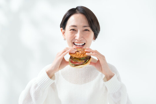 ハンバーガーを食べる女性