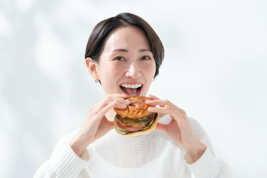 ハンバーガーを食べる女性