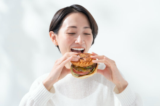 ハンバーガーを食べる女性