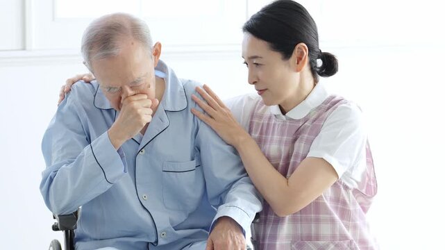 体調不良の高齢者のサポートをする介護士