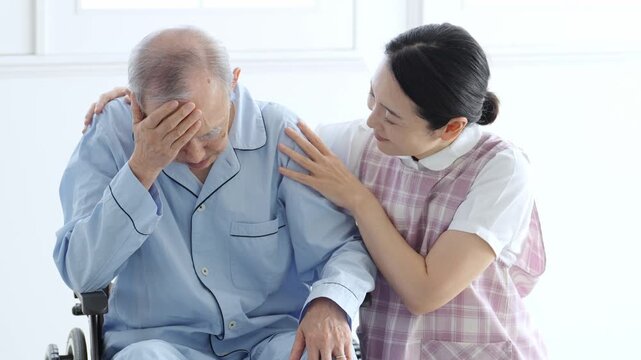 体調不良の高齢者のサポートをする介護士