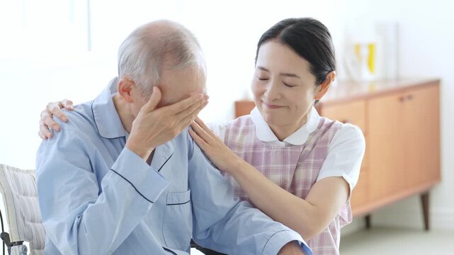 体調不良の高齢者のサポートをする介護士