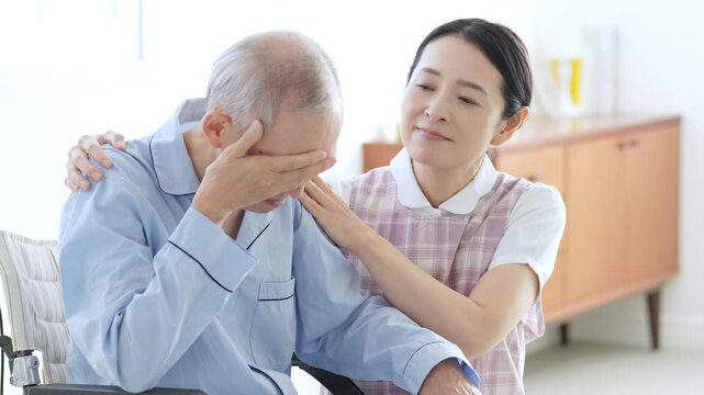 体調不良の高齢者のサポートをする介護士