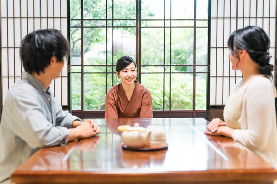 旅館の客室で挨拶する旅館スタッフの女性・仲居・女将