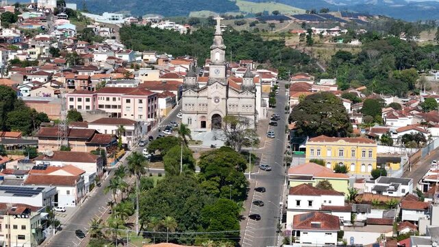 Vista a&eacute;rea da cidade de Ouro Fino com &ecirc;nfase ao Santu&aacute;rio S&atilde;o Francisco de Paula e Nossa Senhora de F&aacute;tima, Caminho da F&eacute;, Ouro Fino, Minas Gerais, Brasil! Uma vista a&eacute;rea de drone! 