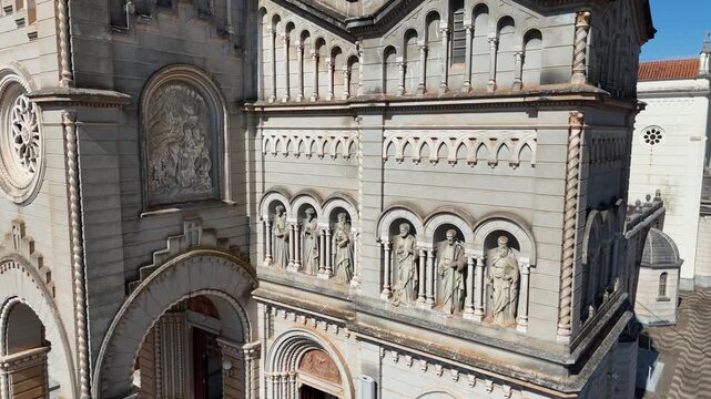 Detalhes dos ap&oacute;stolos da fachada do Santu&aacute;rio S&atilde;o Francisco de Paula e Nossa Senhora de F&aacute;tima, Caminho da F&eacute;, Ouro Fino, Minas Gerais, Brasil! Uma vista a&eacute;rea de drone! 
