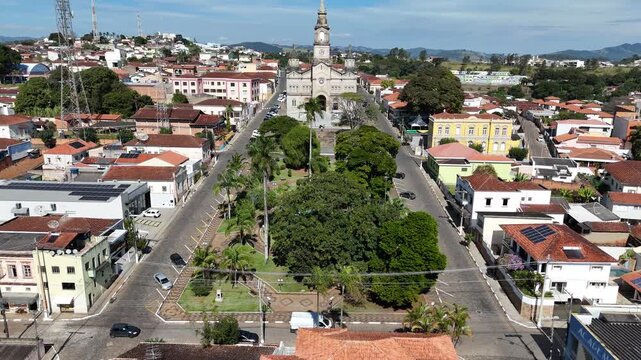 Vista a&eacute;rea da Pra&ccedil;a Central de Ouro Fino com o Santu&aacute;rio S&atilde;o Francisco de Paula e Nossa Senhora de F&aacute;tima, Caminho da F&eacute;, Ouro Fino, Minas Gerais, Brasil! Uma vista a&eacute;rea de drone! 