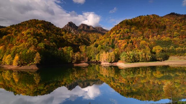 さっぽろ湖と定山渓天狗岳の秋