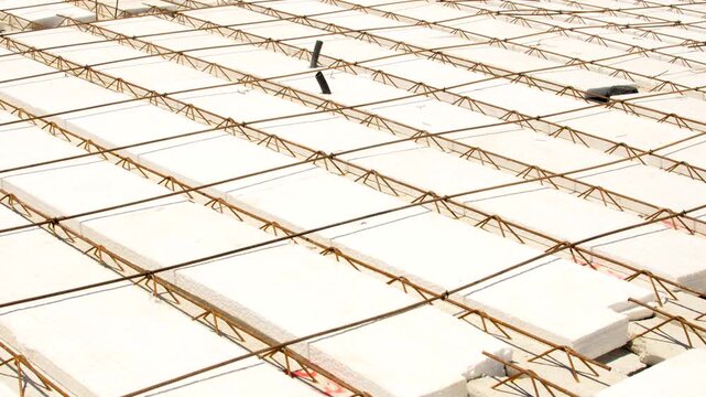 Precise details of the Styrofoam slab reveal a light and efficient option in modern constructions.
