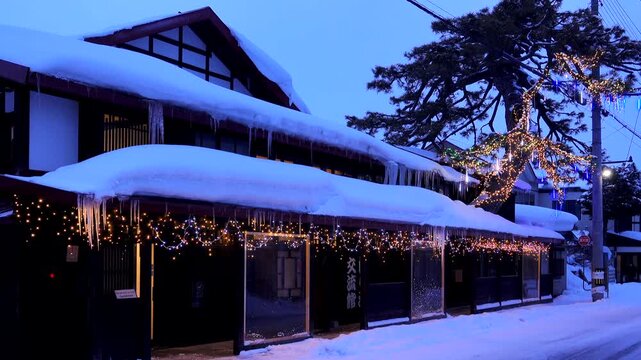中町こみせ通りの冬　松の湯交流館