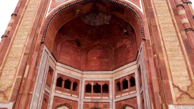 Majestic Buland Darwaza Gateway Showcasing Mughal Architectural Grandeur at Fatehpur Sikri