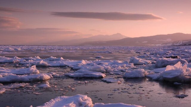 知床連山とオホーツク海の流氷と朝