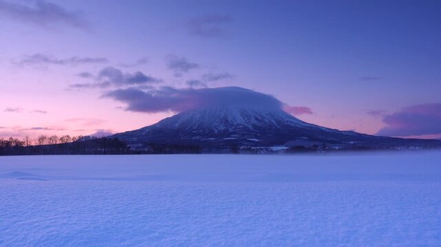 羊蹄山の朝と雪原