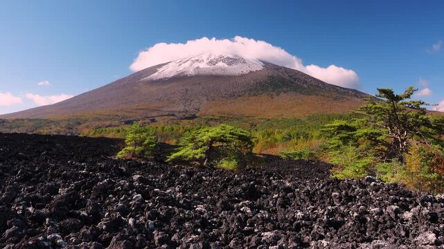 焼走り熔岩流と岩手山の紅葉