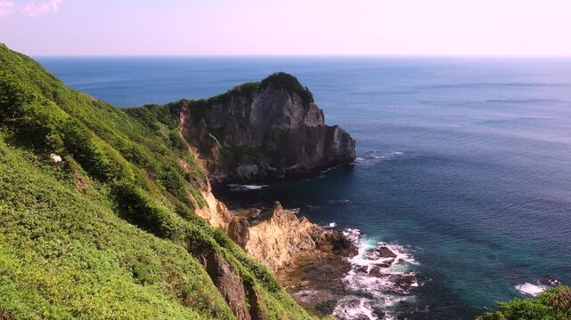 金屏風と海