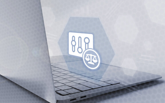 Diese abstrakte Grafik zeigt einen modernen Laptop mit einer digitalen Projektion, die eine Waagschale und Regler darstellt. Sie versinnbildlicht die technologische Regulierung von Recht.