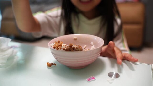 納豆を食べる子供