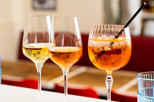 Verres de vin blanc et ros&eacute; avec un cocktail Spritz