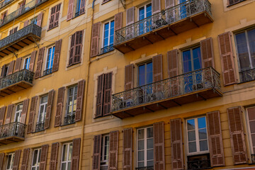 Obraz premium Old houses with windows and balconies, Nice, France