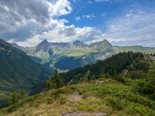Obraz premium Mountain valley and alpine peaks near Les Contamines-Montjoie, France